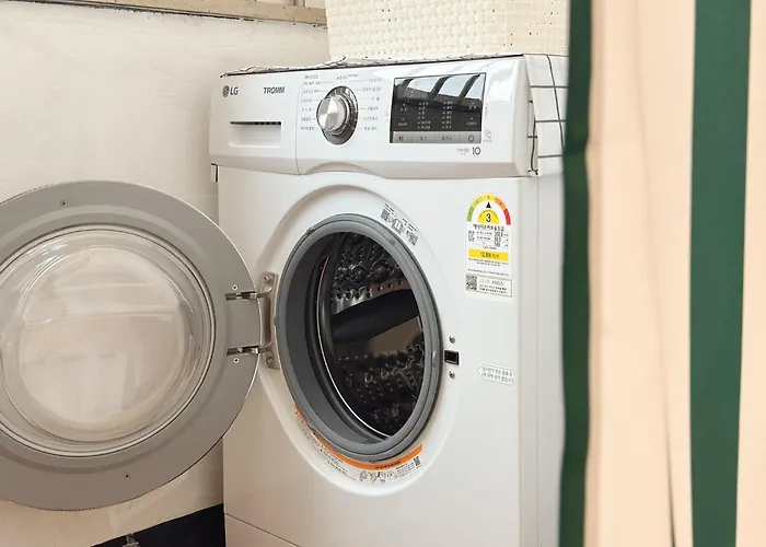 Gangnam 23, 3 Minutes Walk From Sinnonhyeon Station, Airport Bus, 1St Floor, Emotional Accommodation, Sleeps 5, Netflix, Wifi