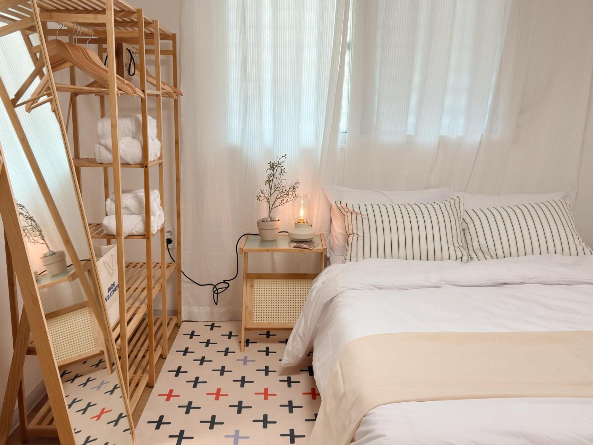 아파트 Gangnam 23, 3 Minutes Walk From Sinnonhyeon Station, Airport Bus, 1st Floor, Emotional Accommodation, Sleeps 5, Netflix, Wifi 서울특별시