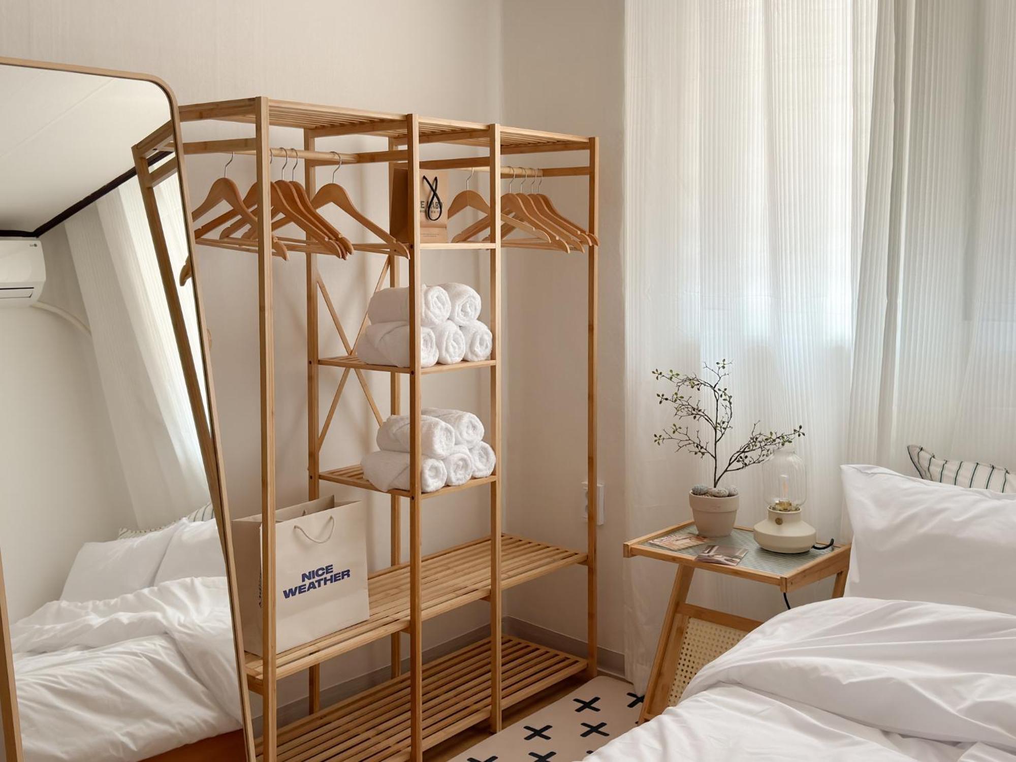 Gangnam 23, 3 Minutes Walk From Sinnonhyeon Station, Airport Bus, 1st Floor, Emotional Accommodation, Sleeps 5, Netflix, Wifi