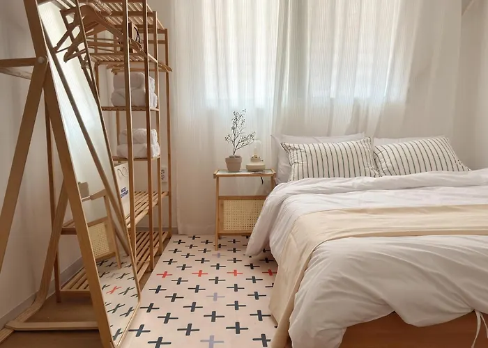 Gangnam 23, 3 Minutes Walk From Sinnonhyeon Station, Airport Bus, 1St Floor, Emotional Accommodation, Sleeps 5, Netflix, Wifi
