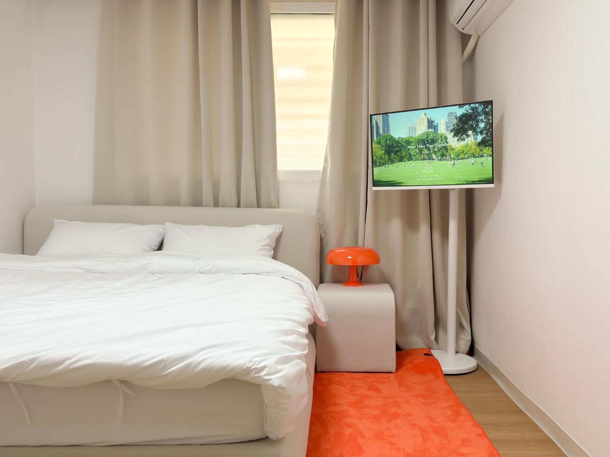 Gangnam 23, 3 Minutes Walk From Sinnonhyeon Station, Airport Bus, 1st Floor, Emotional Accommodation, Sleeps 5, Netflix, Wifi * Seoul