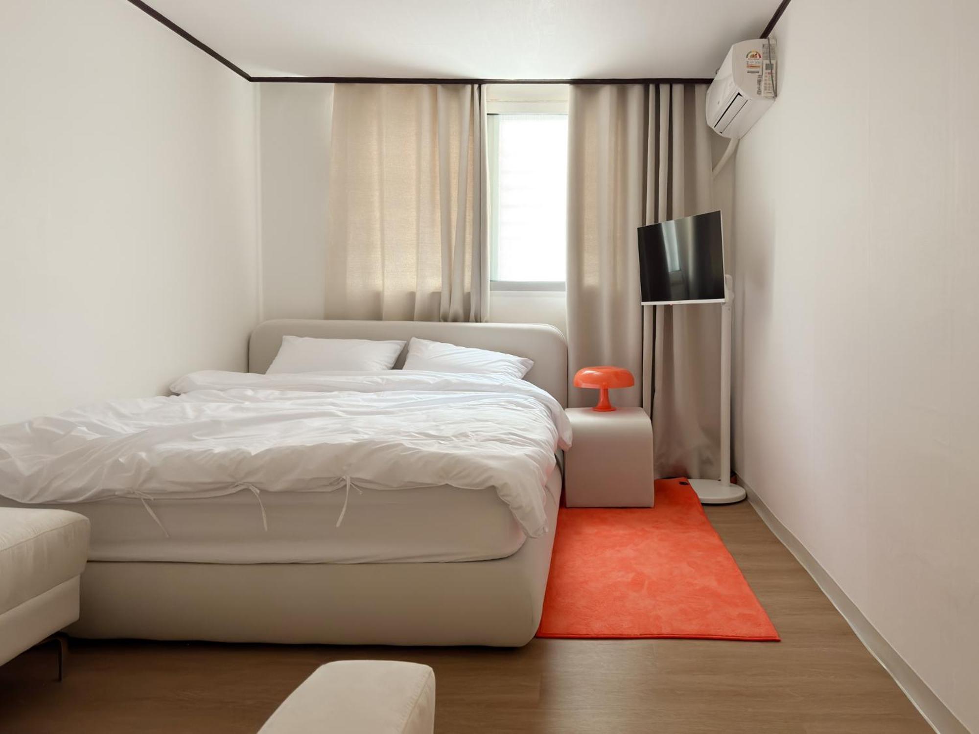 Gangnam 23, 3 Minutes Walk From Sinnonhyeon Station, Airport Bus, 1st Floor, Emotional Accommodation, Sleeps 5, Netflix, Wifi